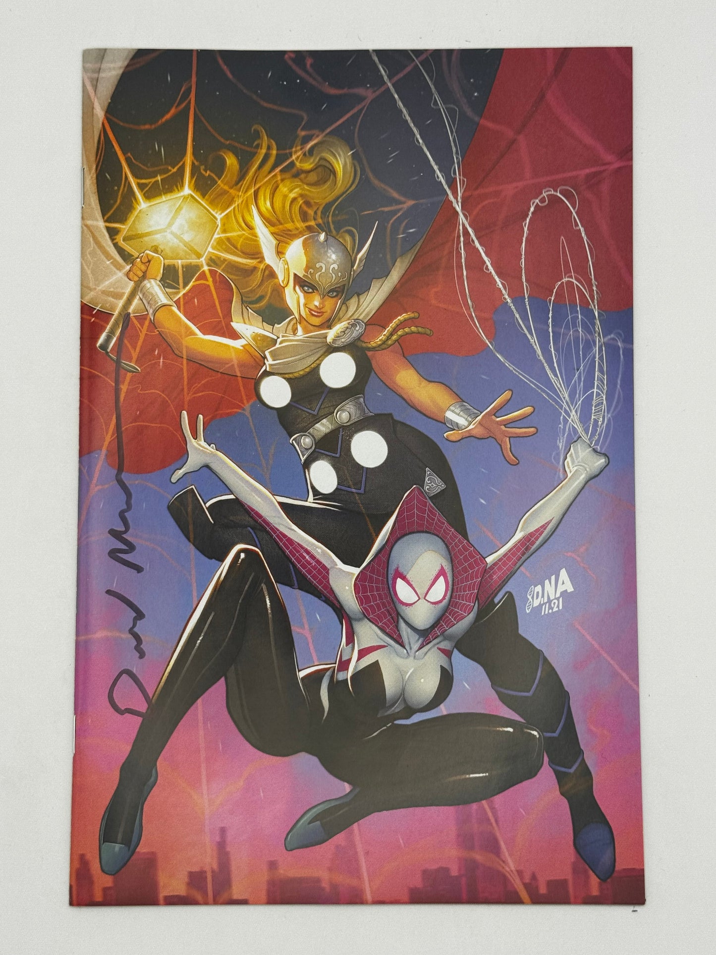 [Signed by David Nakayama] SPIDER-GWEN: GWENVERSE #2 VIRGIN DAVID NAKAYAMA EXCLUSIVE VAR